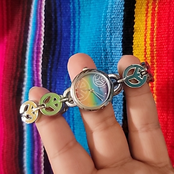 Vintage Stainless Steel Child's Peace Sign watch - Picture 3 of 3